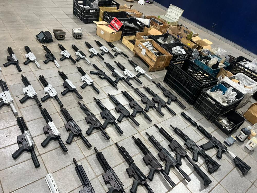 Polícias Federal e Militar desmantelam fábrica clandestina de fuzis