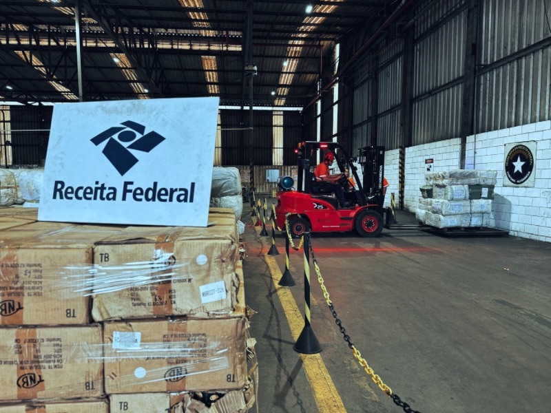 Angra dos Reis: Parceria com a Receita Federal leva roupas e produtos gratuitos a famílias em vulnerabilidade