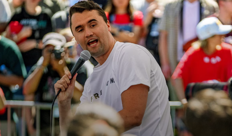Charlie Kirk é assassinado durante evento em universidade nos EUA; atirador continua foragido