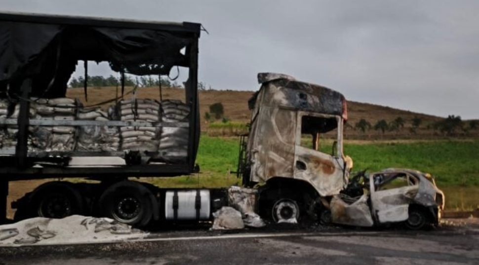 Colisão entre carreta e carro tem dois mortos na BR-393, em Vassouras