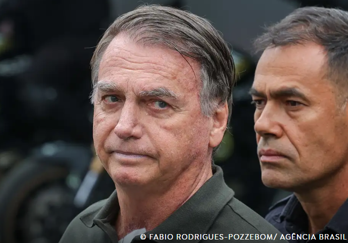 Após retirada de lesões da pele, Bolsonaro volta à prisão domiciliar