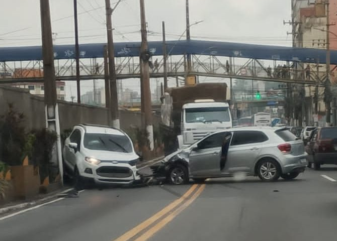 Acidente entre dois carros deixa três feridos no Centro de Volta Redonda