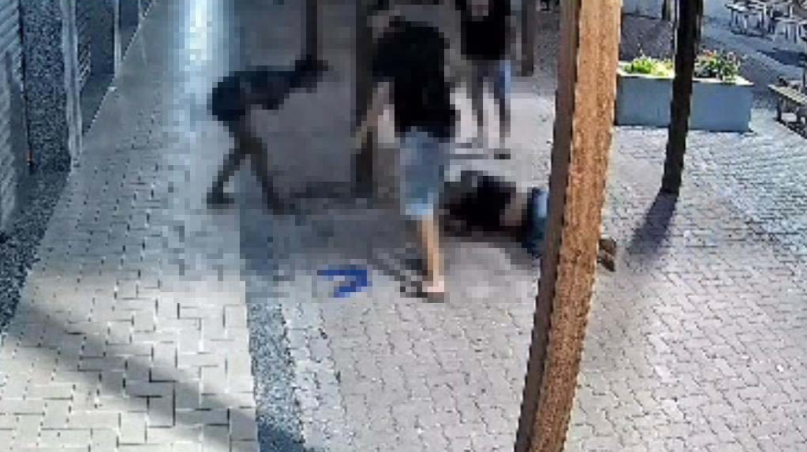 Homem em situação de rua é morto brutalmente em praça de Barra do Piraí; mulher é presa em flagrante
