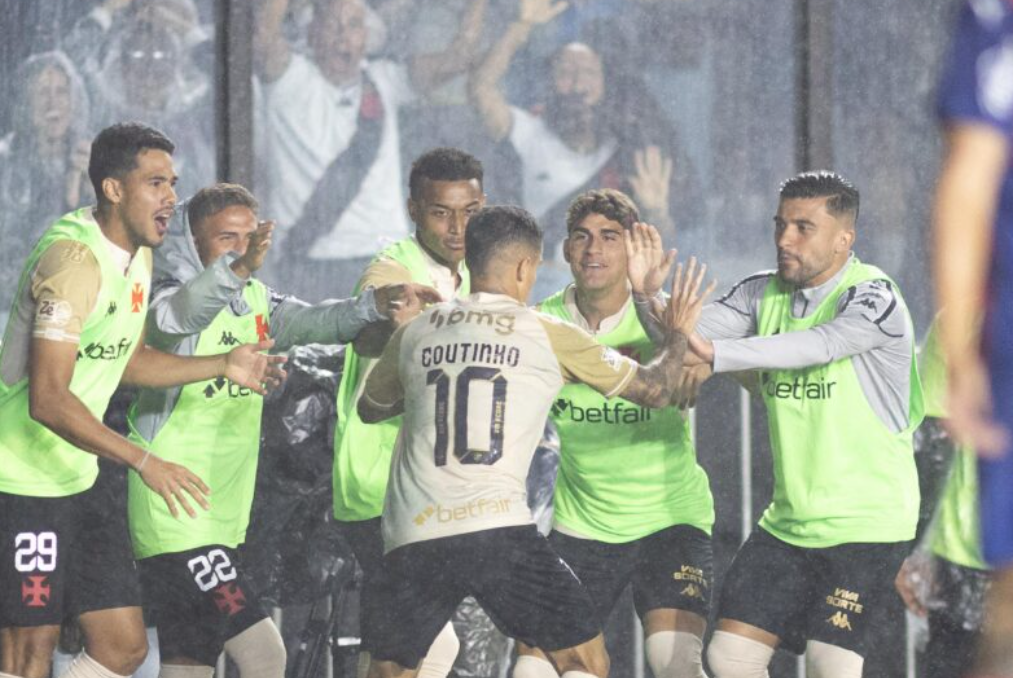 Vasco vence o Bahia por 3 a 1 em São Januário e chega a seis jogos de invencibilidade no Brasileirão