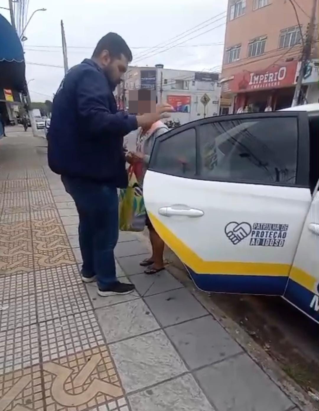 Patrulha do Idoso ajuda idosa a voltar para casa em Volta Redonda