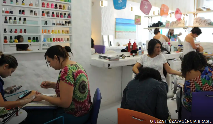 Anvisa proíbe duas substâncias utilizadas em unhas em gel