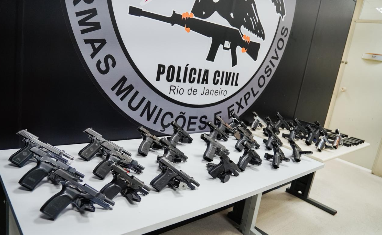 Polícia apreende 30 pistolas escondidas em almofadas dentro de ônibus em Itatiaia