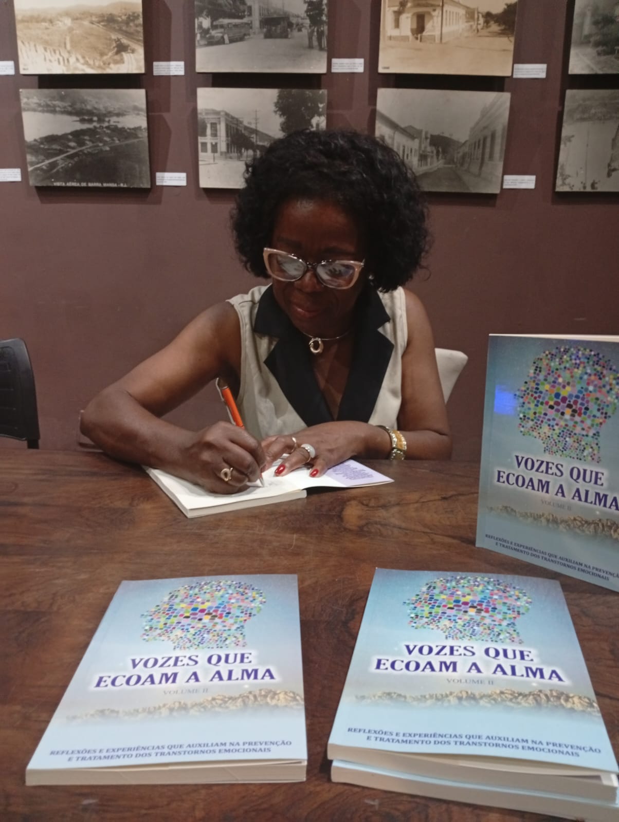 Ex-vice-prefeita Fátima Lima participa de pré-lançamento de livro na Galeria Clécio Penedo