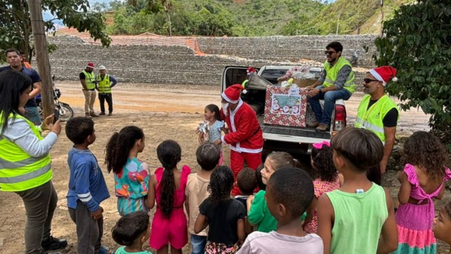 RioSP promove Natal Solidário e presenteia crianças de comunidades próximas às obras da nova Serra das Araras