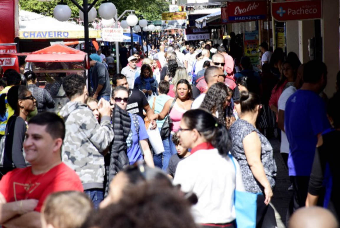 Resende sanciona lei que cria o “Sábado de Compras” no calendário oficial