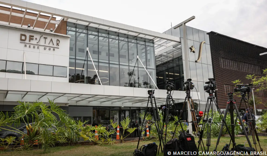 Bolsonaro apresenta crise de soluços e pressão alta após procedimento