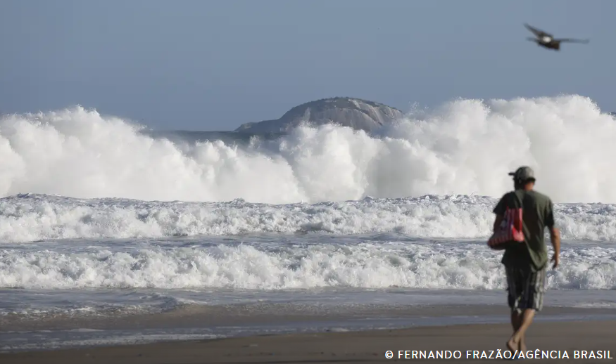 RJ: praias seguem com ressaca e banhistas devem evitar entrar no mar