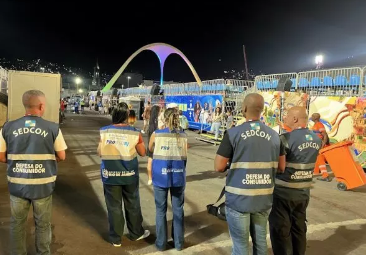 Balanço: Procon-RJ e Sedcon multam sete camarotes na Sapucaí durante fiscalização do Carnaval