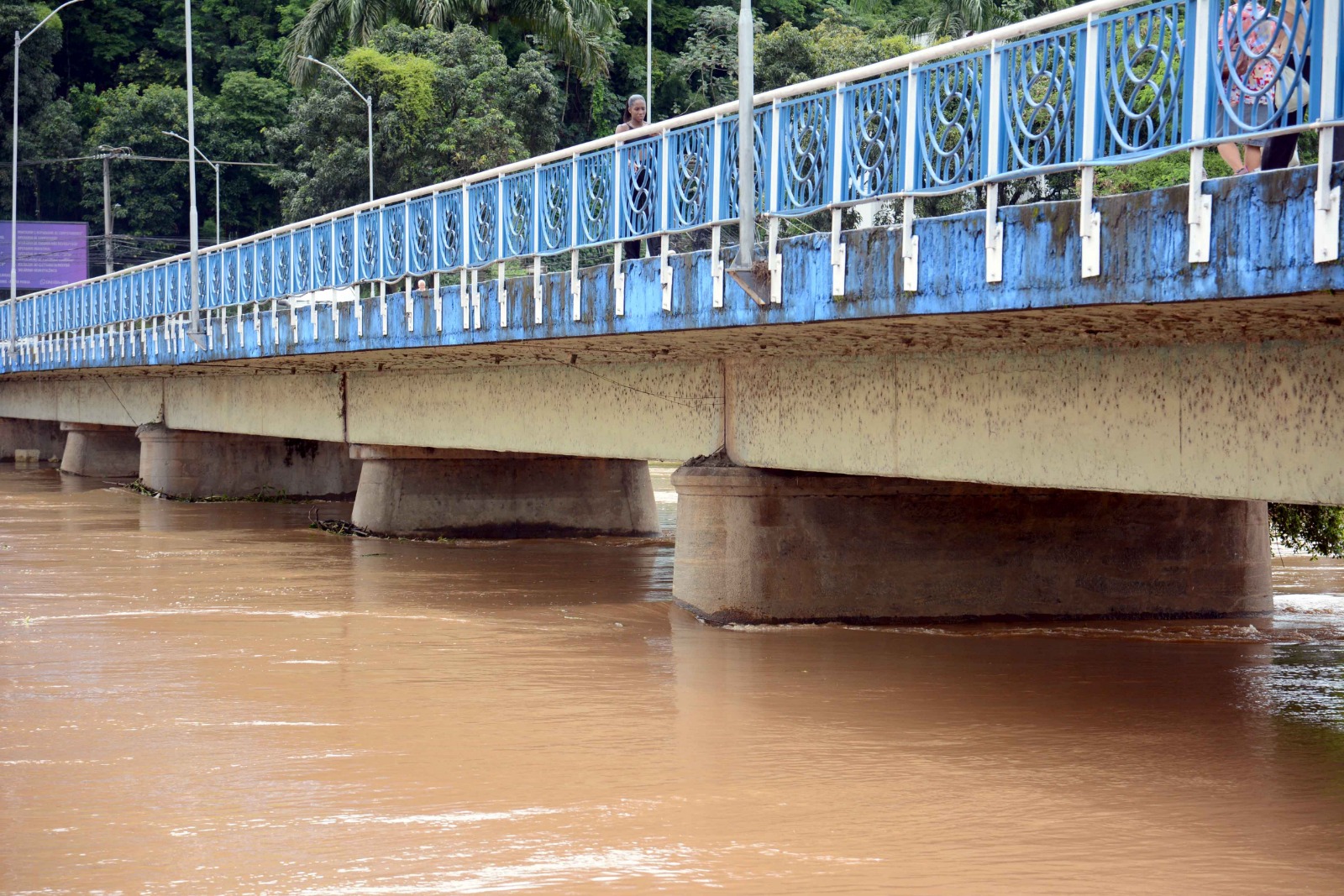 Barra Mansa e Resende registram transbordamentos de rios nesta manhã após forte chuva