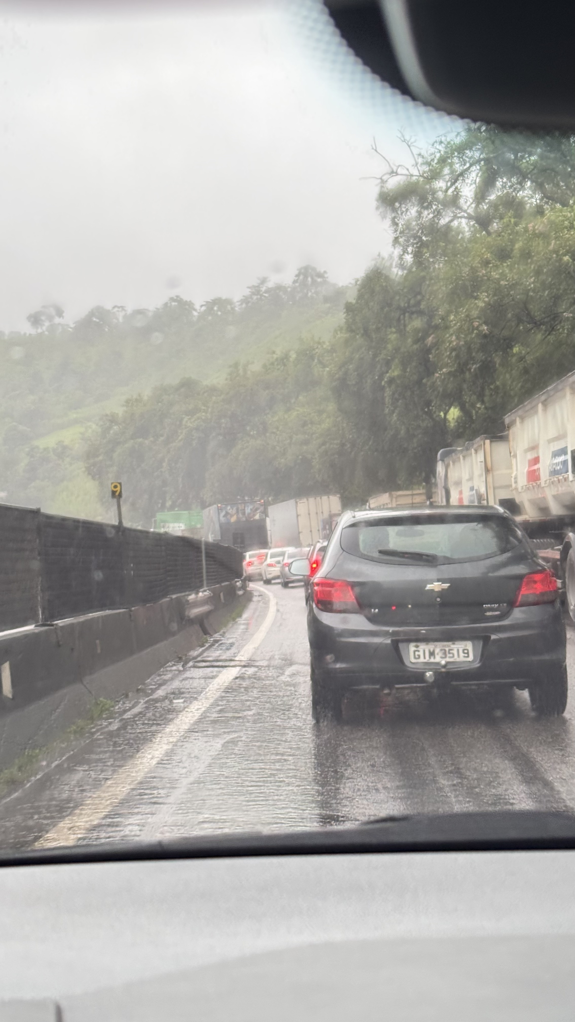 Chuva e Acidente causam transtornos na Dutra