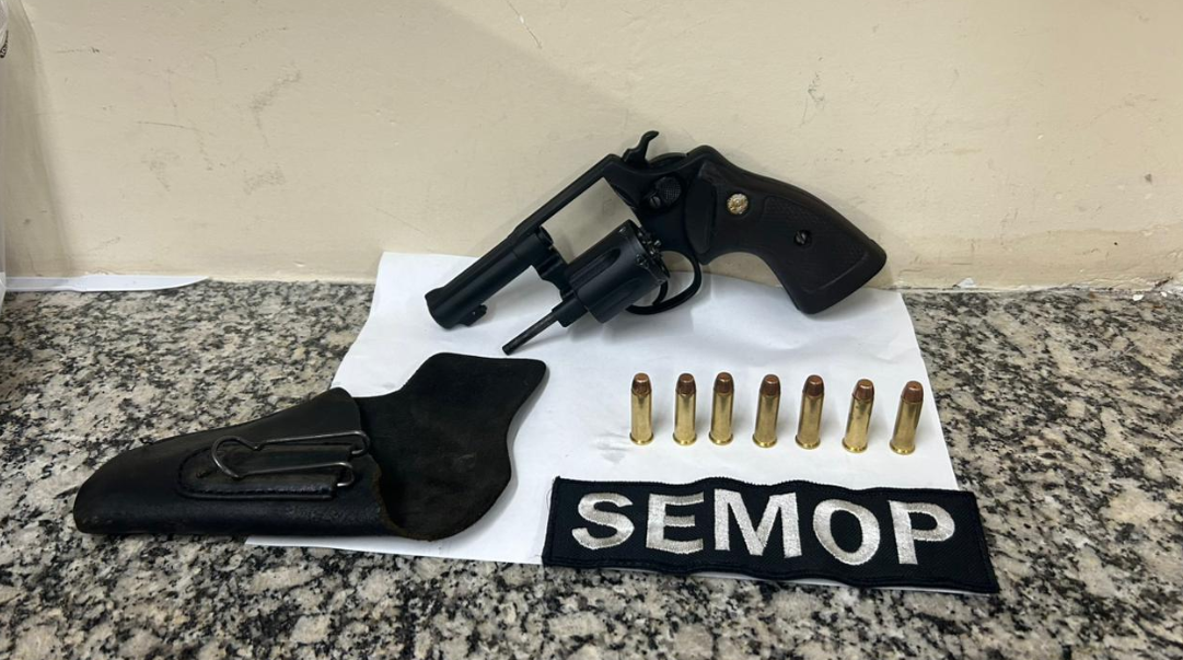 Denúncia em grupo de WhatsApp leva à prisão de homem por agressão e porte ilegal de arma em Volta Redonda