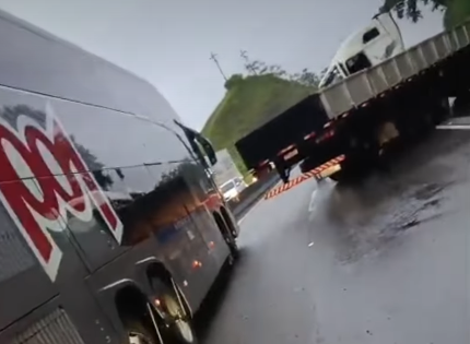 Carreta fica em “L” e provoca mais de 10 km de congestionamento na Via Dutra em Barra Mansa