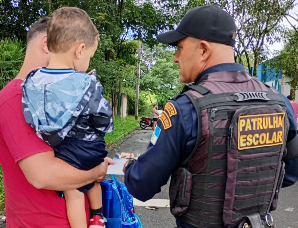 Patrulha Escolar promove ação sobre uso de cadeirinhas em creche de Quatis