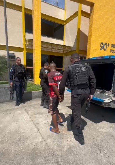 Operação da PM resulta em apreensão de arma, drogas e detenção de suspeito em Barra Mansa