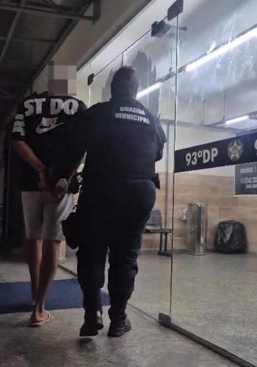 Motorista é preso por dirigir embriagado após acidente em Volta Redonda