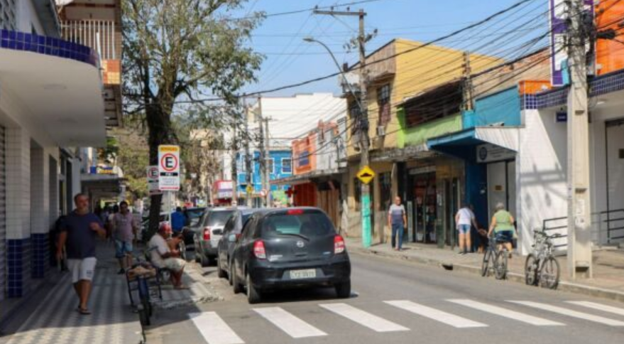 Itatiaia proíbe estacionamento de caminhões e ônibus em vias do Centro e Jardim Itatiaia