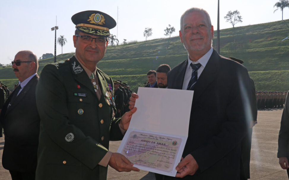 Servidor de Quatis recebe honraria da Academia Militar das Agulhas Negras