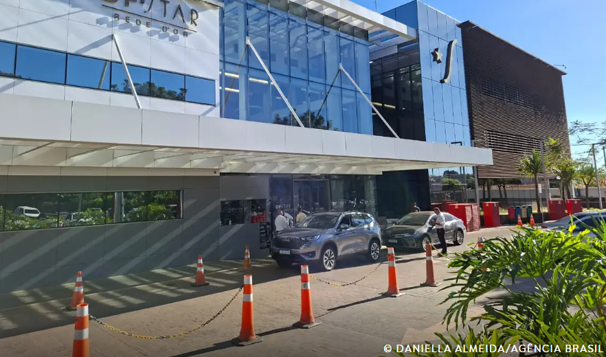 Bolsonaro é internado para cirurgia no ombro em Brasília