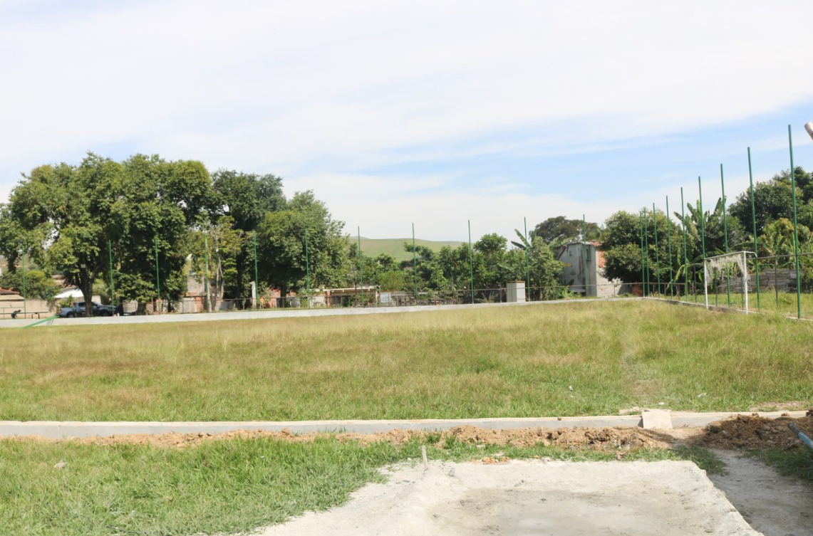Reforma de campo de futebol avança no bairro Nova Conquista, em Itatiaia