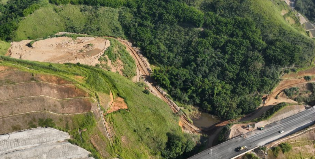 Desmontes de rochas alteram trânsito na Serra das Araras ao longo desta semana