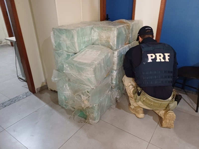 PRF intercepta caminhão com 600 quilos de maconha na Via Dutra, em Piraí