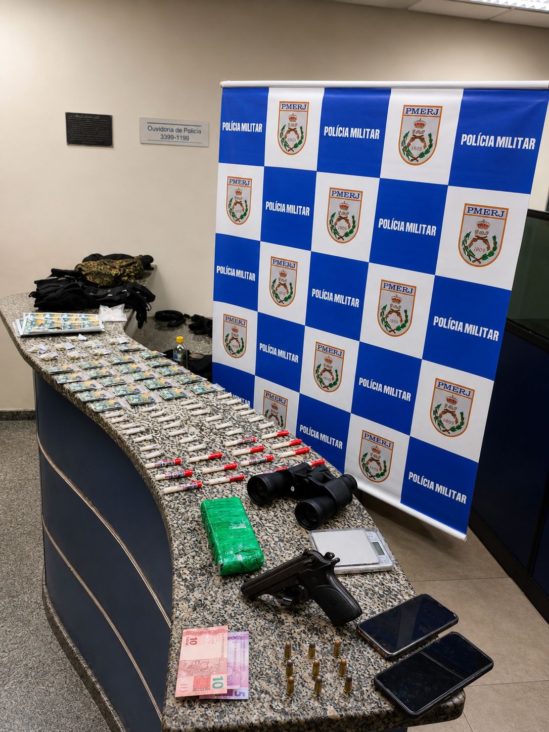 GAT APREENDE ARMA, DROGAS E EQUIPAMENTOS TÁTICOS DURANTE OPERAÇÃO EM BARRA MANSA