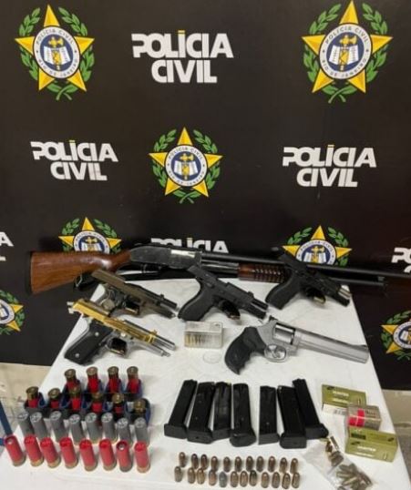 Barra Mansa: Homem é preso por violência doméstica e com ele polícia apreende armas e munições