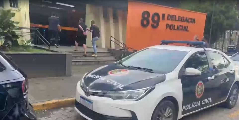 Homem foragido por suspeita de homicídio é preso ao desembarcar em Resende