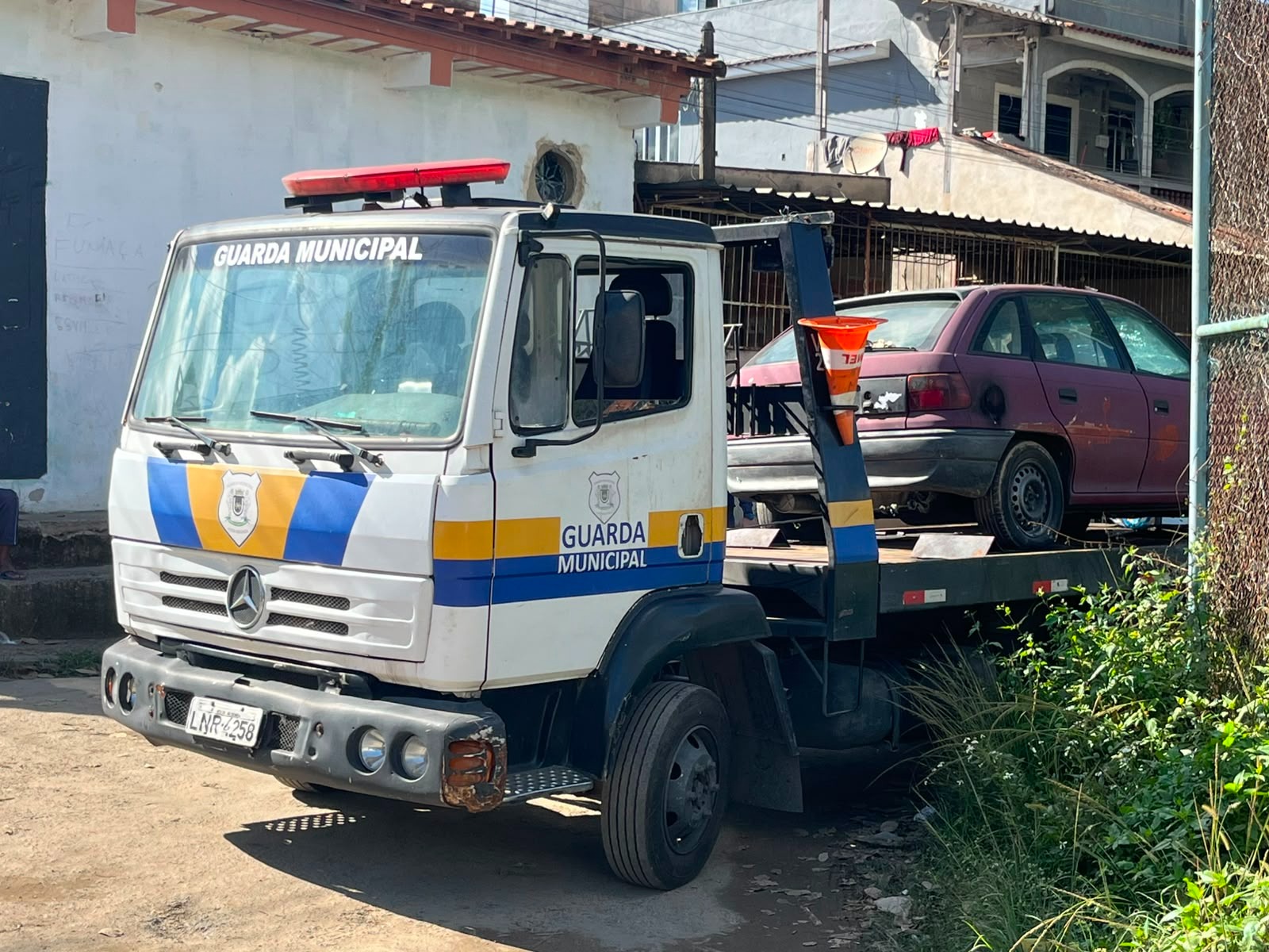 Operação remove cinco veículos abandonados das ruas do bairro Colorado, em Volta Redonda