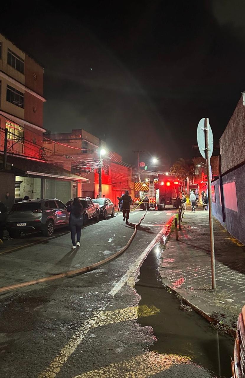 Incêndio de grandes proporções atinge loja de pneus em Volta Redonda