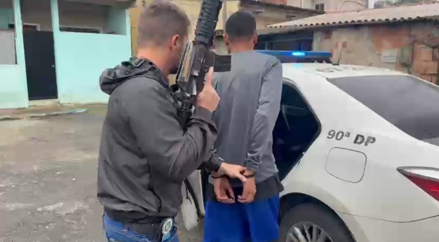 Traficante condenado é preso em Barra Mansa após tentativa de fuga; drogas e rádio comunicador são apreendidos