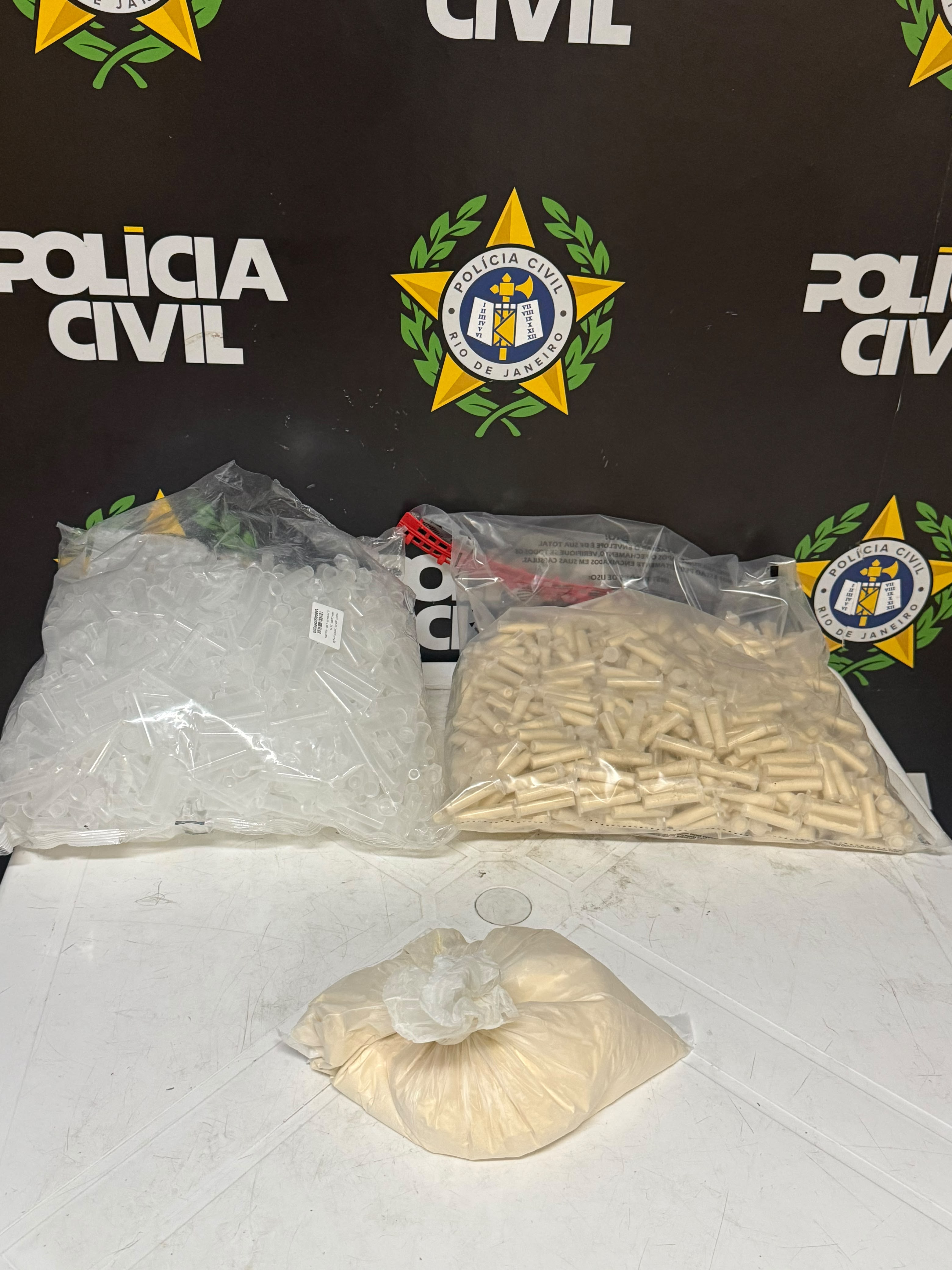 Polícia apreende cerca de 800 pinos e 1 quilo de cocaína durante ação em Barra Mansa
