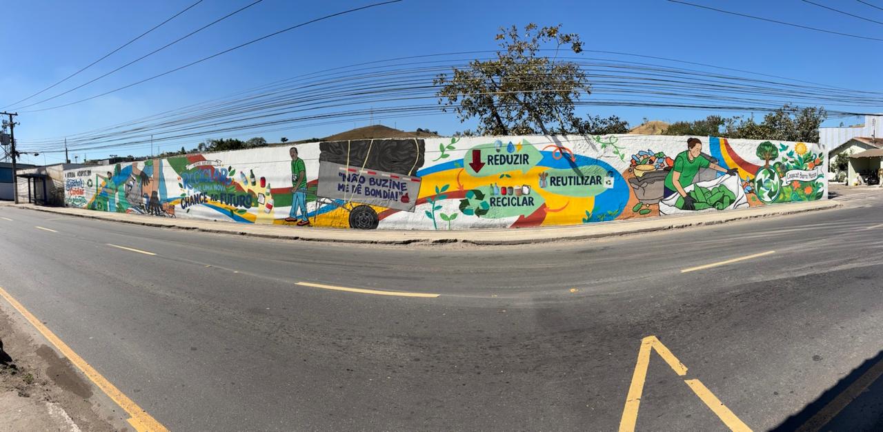Artista de Barra Mansa conclui mural de 168 m² na CoopCat e homenageia trabalhadores da reciclagem