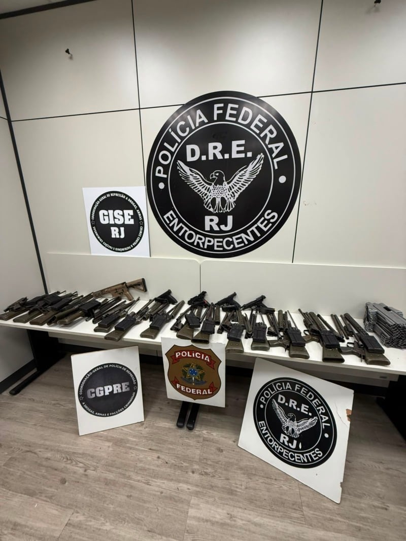 Polícia Federal apreende 16 fuzis e quatro pistolas na Via Dutra, em Barra Mansa
