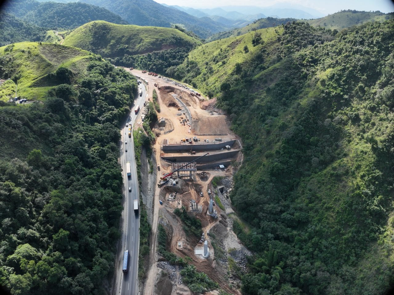 Obras de desmonte de rochas continuam na Serra das Araras nesta semana