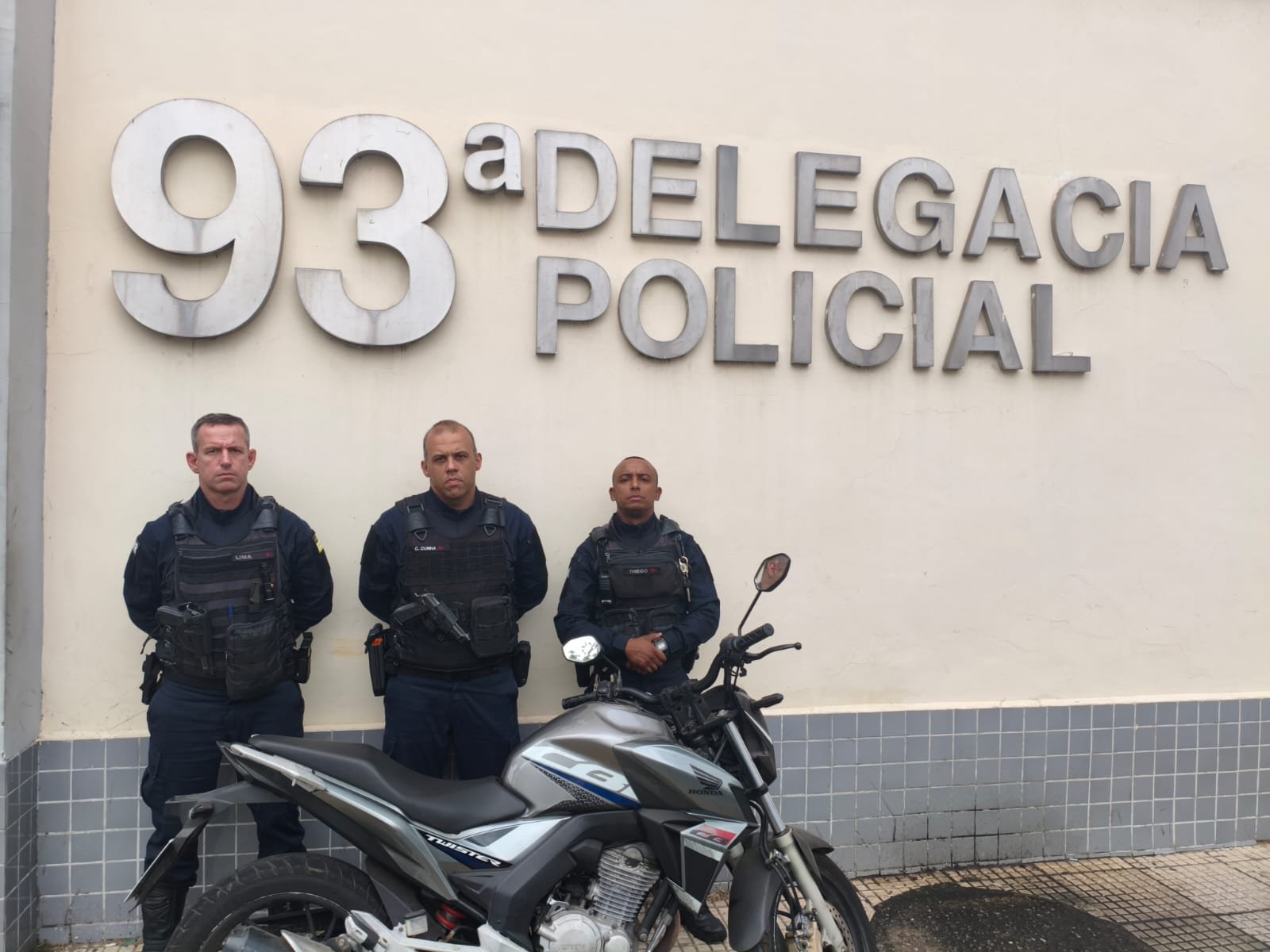 Ação conjunta entre Guarda Municipal e PRF apreendendo motocicleta clonada em Volta Redonda