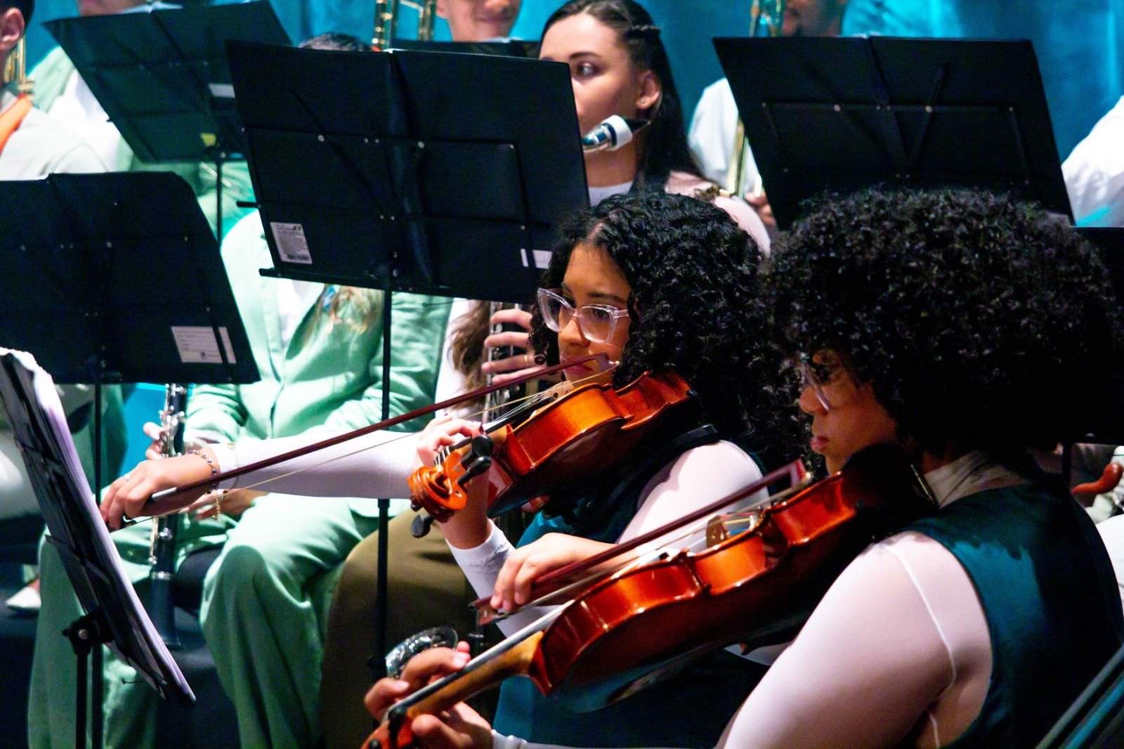 Teatro Maestro Franklin, em Volta Redonda, recebe concerto gratuito da ‘Orquestra Light da Rocinha na Estrada’