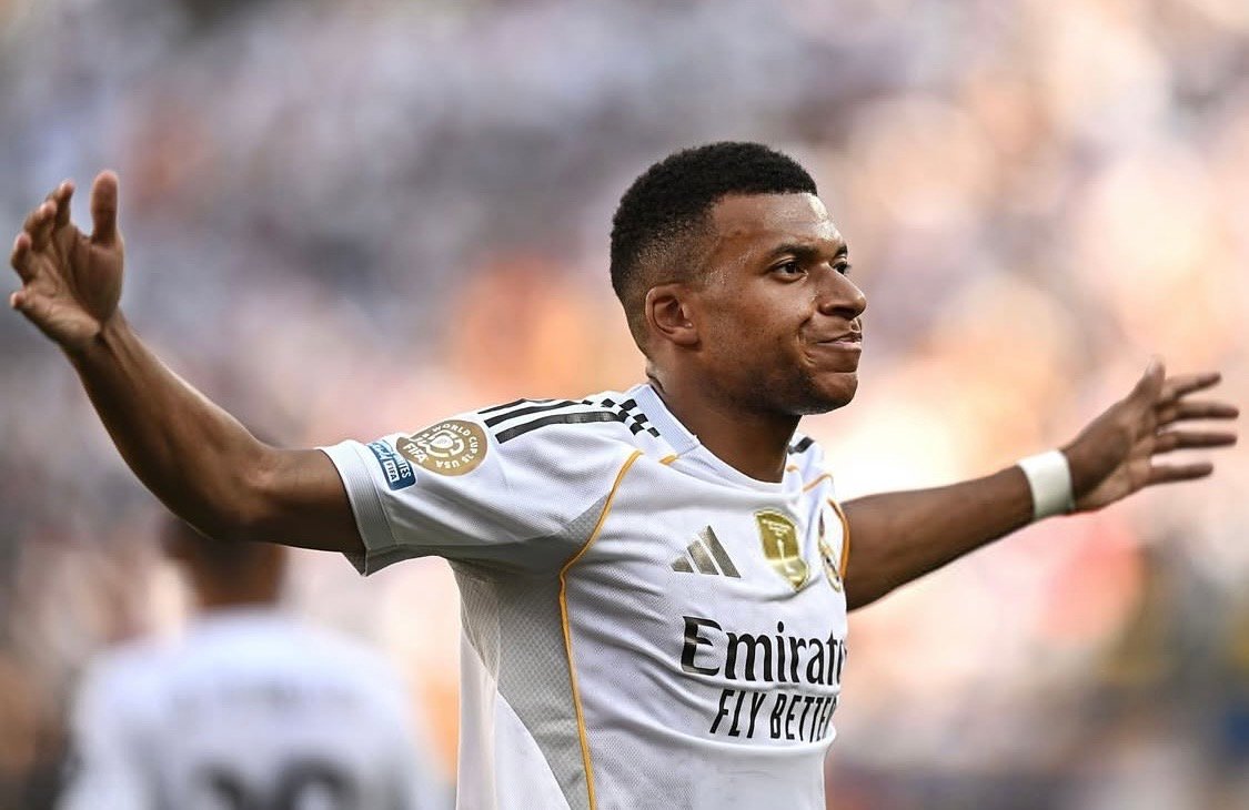 Mbappé marca duas vezes, Real Madrid vence Barcelona e encurta distância na liderança